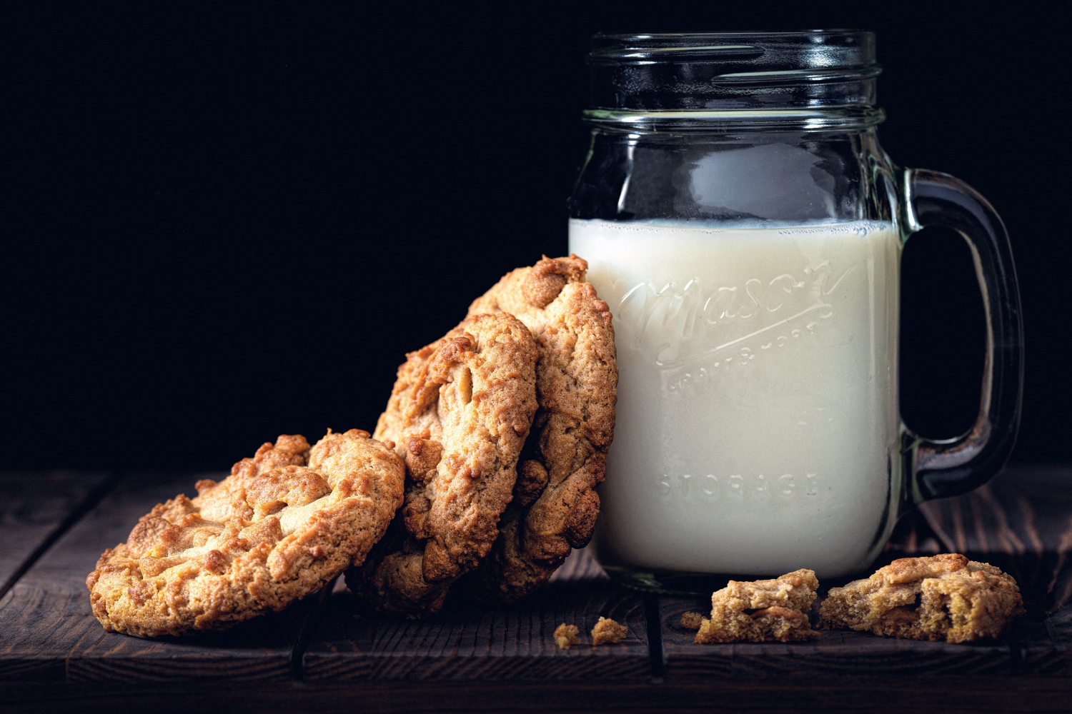 Glass of milk with cookies, what you need to know about calcium